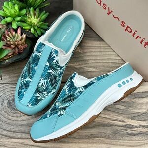 NIB Easy Spirit 8W WIDE Traveltime Slip On Comfort Clogs Mules Palm Leaf Blue